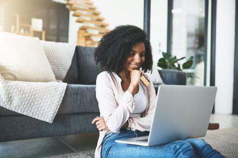 Mujer con una computadora portátil